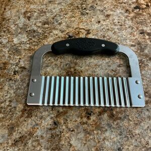 Pampered Chef, Black and Silver Vegetable Crinkle Cutter